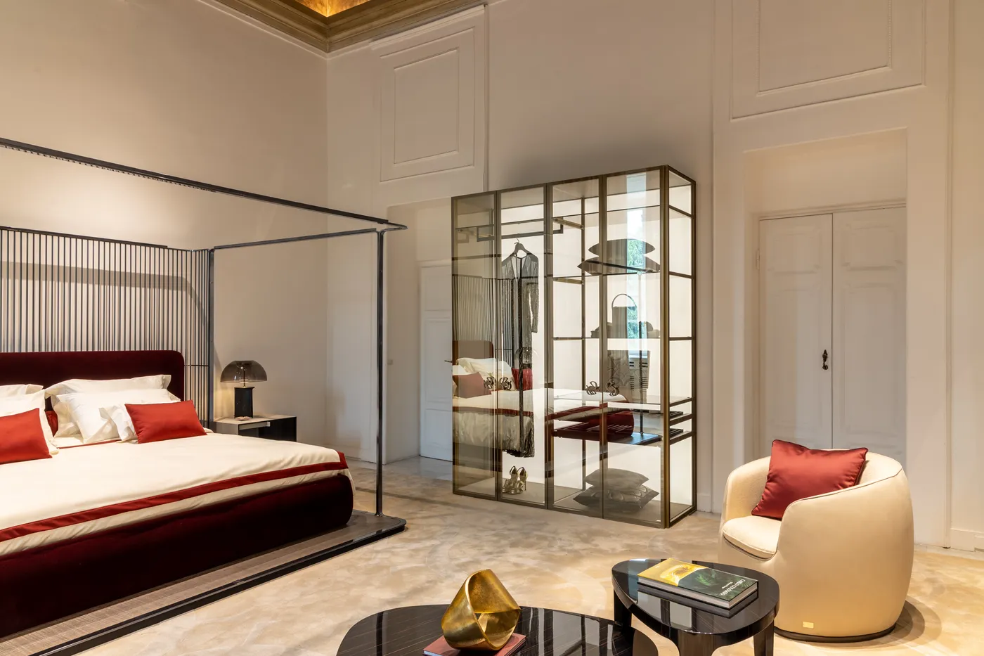 ELIE SAAB Maison glass wardrobe in a bedroom with a canopy bed