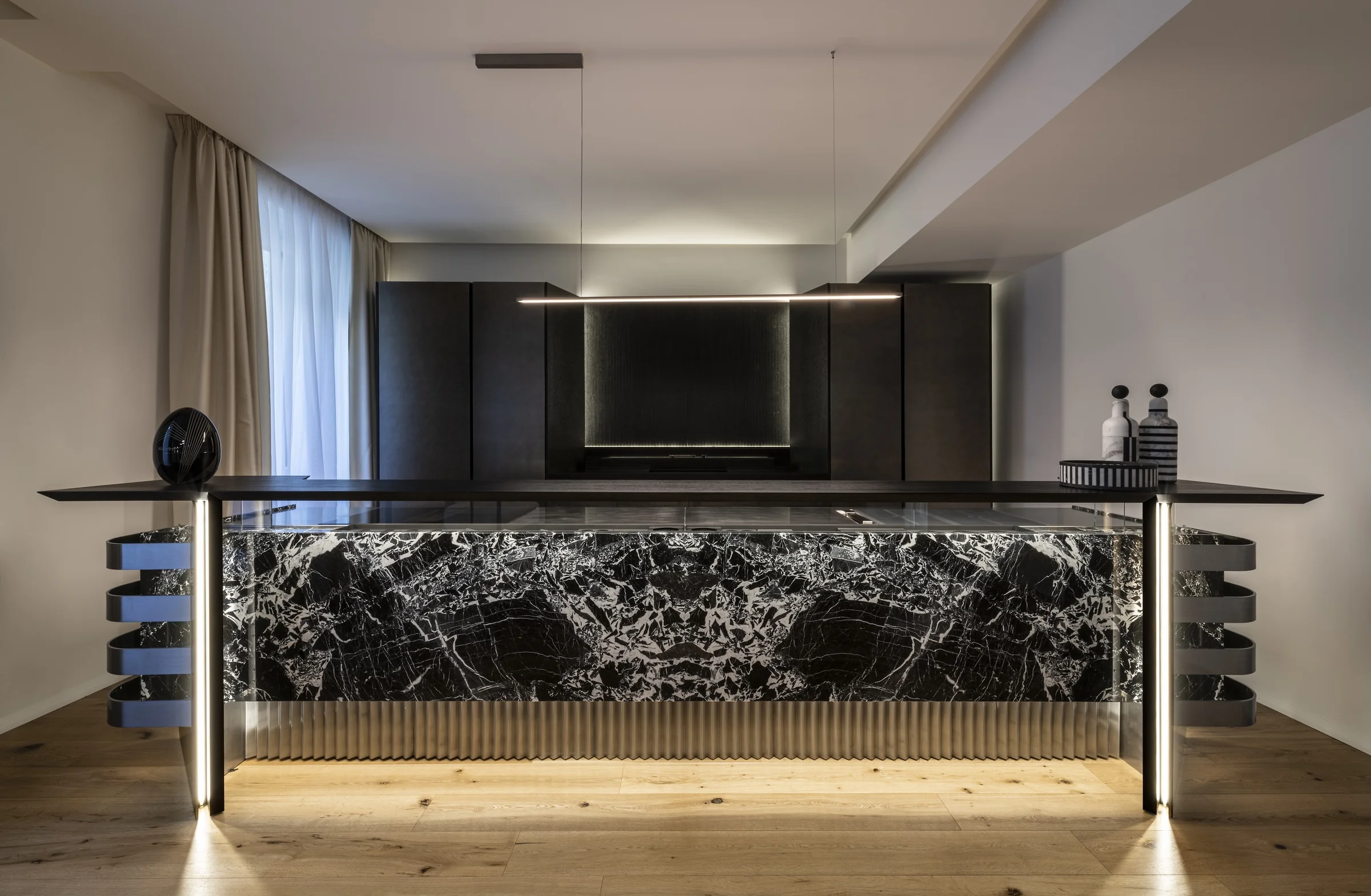 KARL LAGERFELD Maison kitchen with black marble island