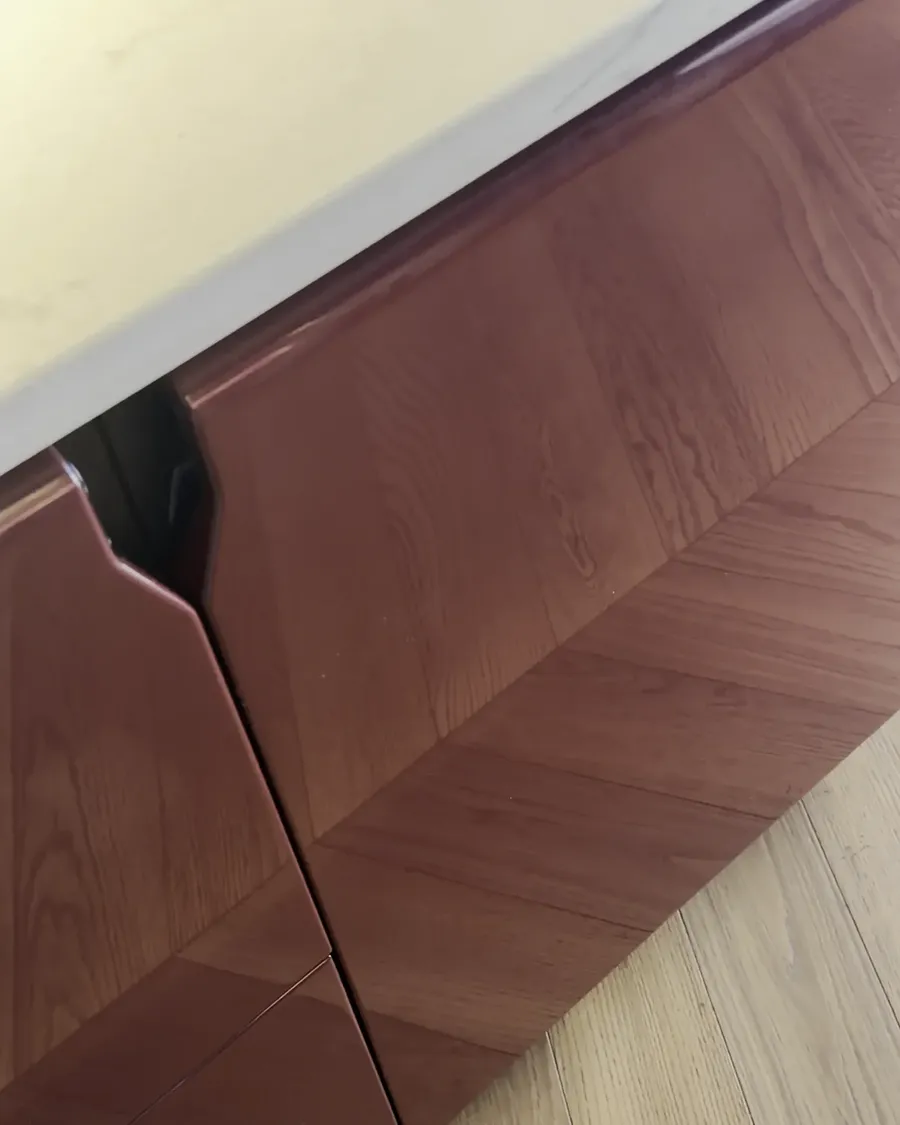 Schiffini Cina: the groove handle curves between two doors