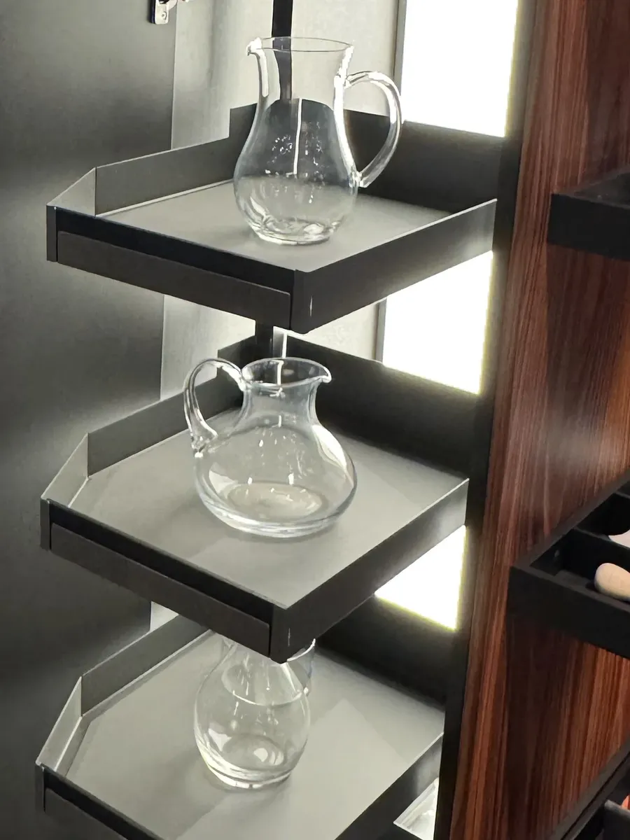 The rimmed trays, close up